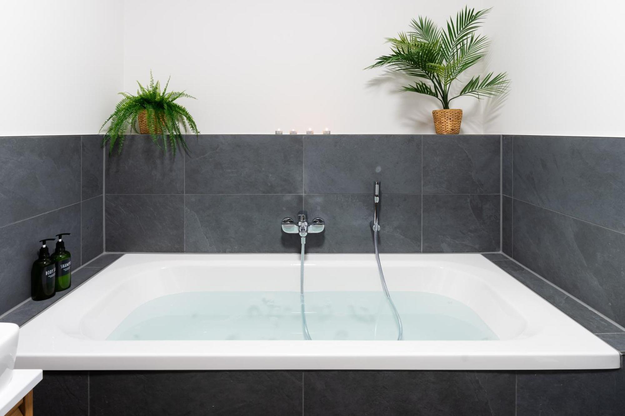 Neu - Premium-apartment Mit Balkon - Perfekt Fuer Familien, Gruppen Und Geschaeftsreisende